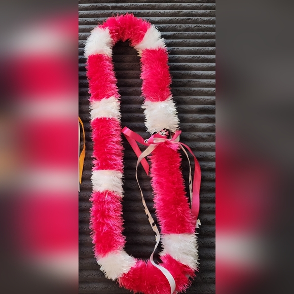 Accessories - Thick Pink & White Eyelash Yarn Lei Necklace With Kukui Nut. Unisex Accessories